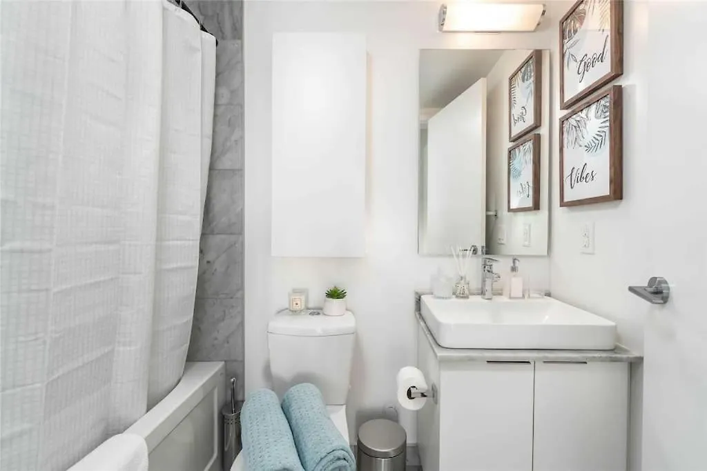 Superior Lakeview Luxury 3-Bedroom Suite On High Floor Toronto