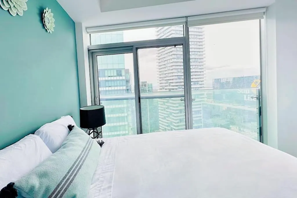 Superior Lakeview Luxury 3-Bedroom Suite On High Floor Toronto Canada