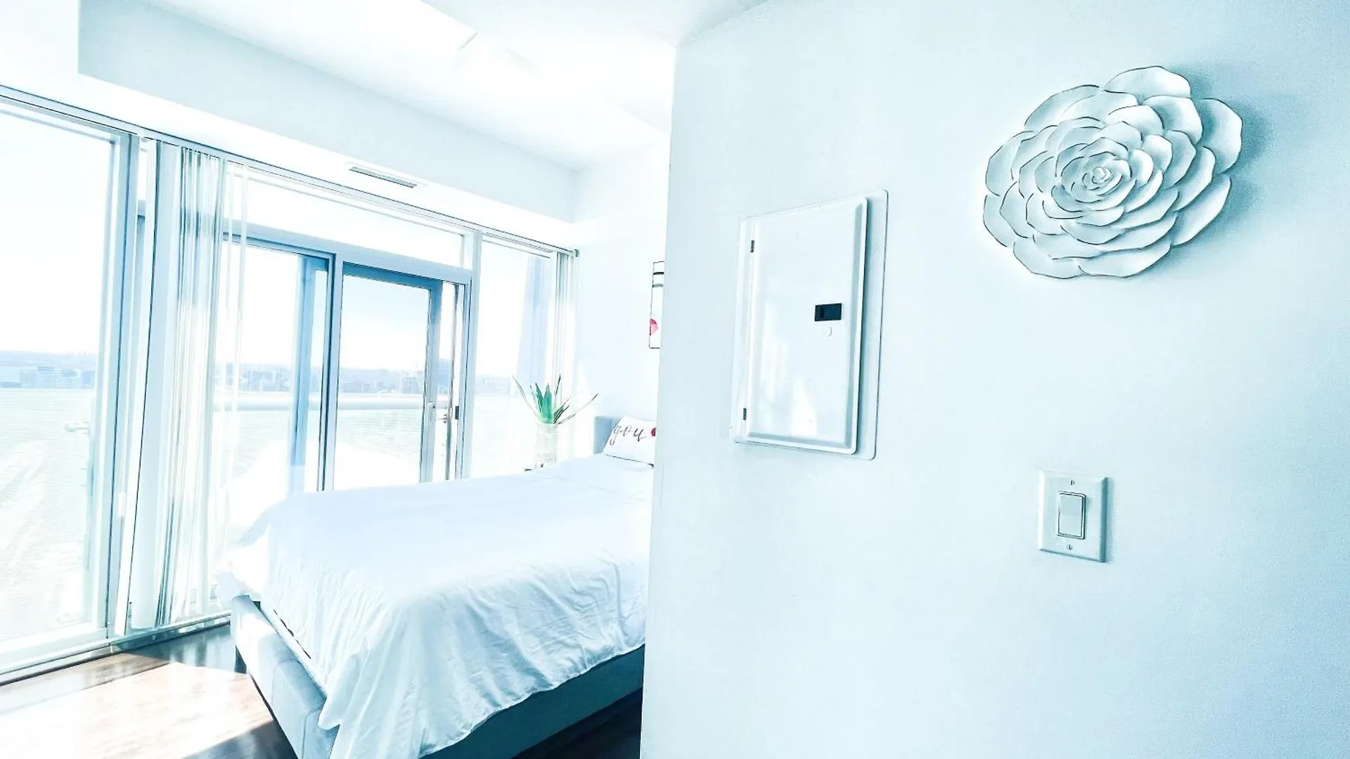 Superior Lakeview Luxury 3-Bedroom Suite On High Floor Toronto