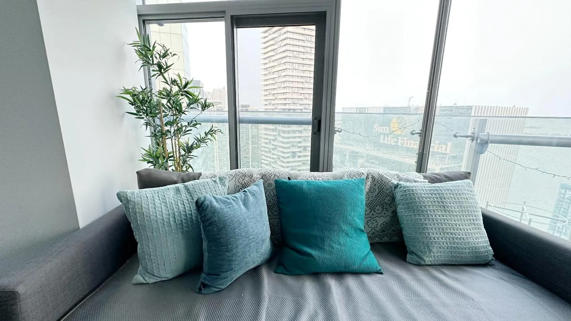 Superior Lakeview Luxury 3-Bedroom Suite On High Floor Toronto Appartement